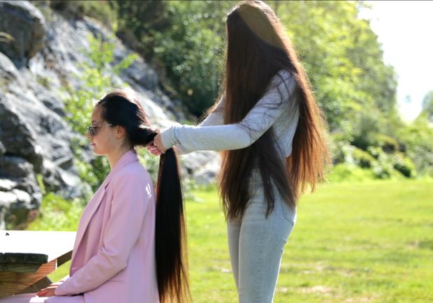 VIDEO - Two sisters by the sea