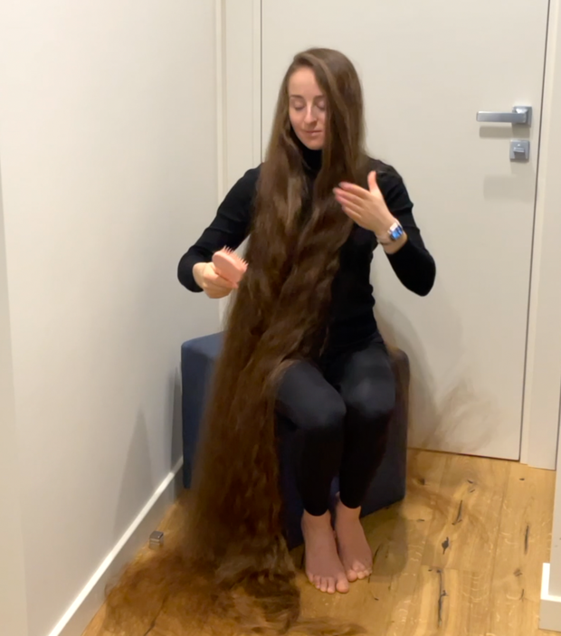 VIDEO - Brushing a pile of hair