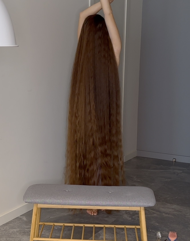 VIDEO - Floor length hair dream