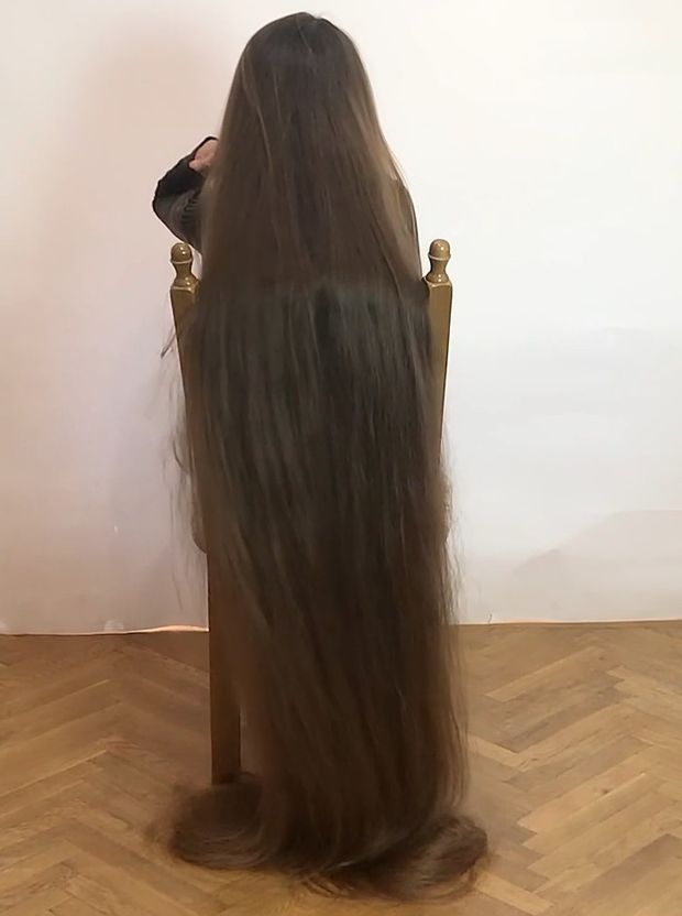 VIDEO - Floor length hair display
