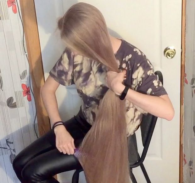 VIDEO - The blonde with the silky hair