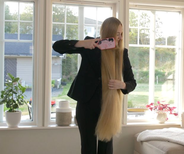VIDEO - Extremely perfect thigh length hair