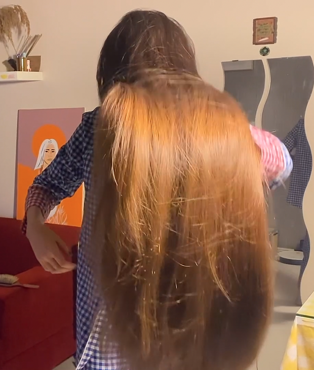 VIDEO - Extreme calf length hair in front of her face (part 1)