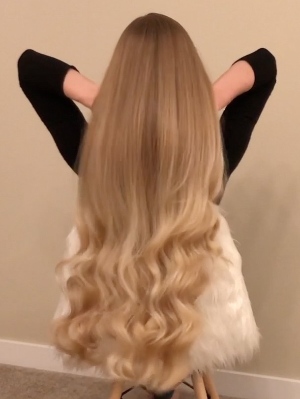 VIDEO - Alena&#x27;s long, healthy curls