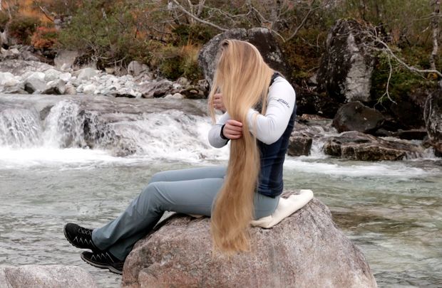 VIDEO - A walk to the mountain river