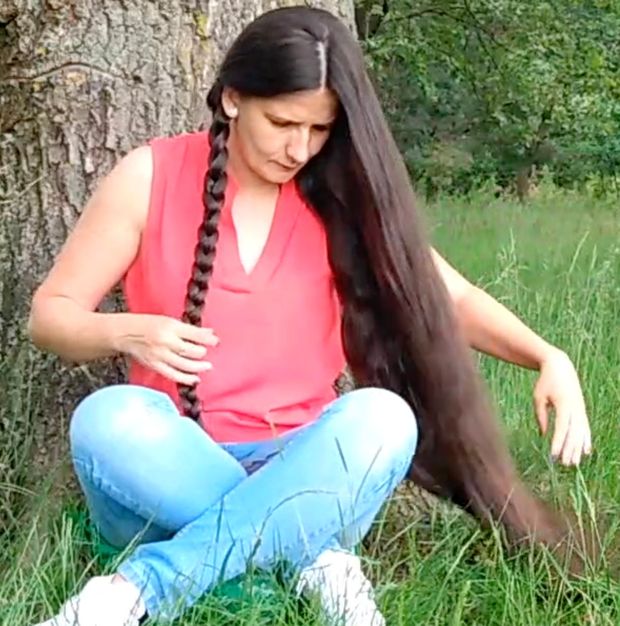 VIDEO - Super long hair by the tree