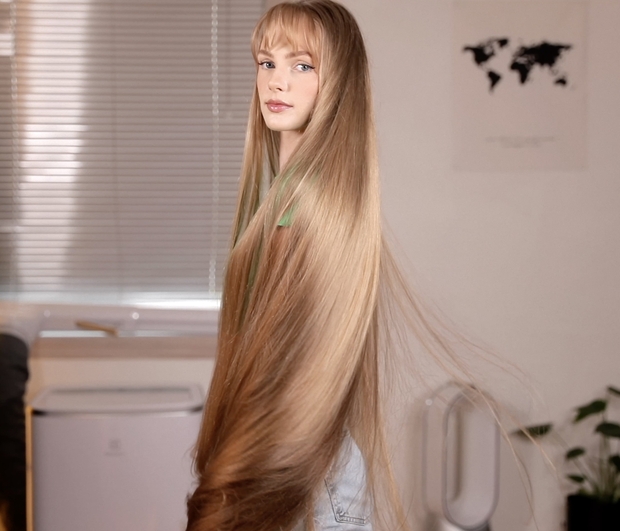VIDEO - Super beautiful blonde Rapunzel