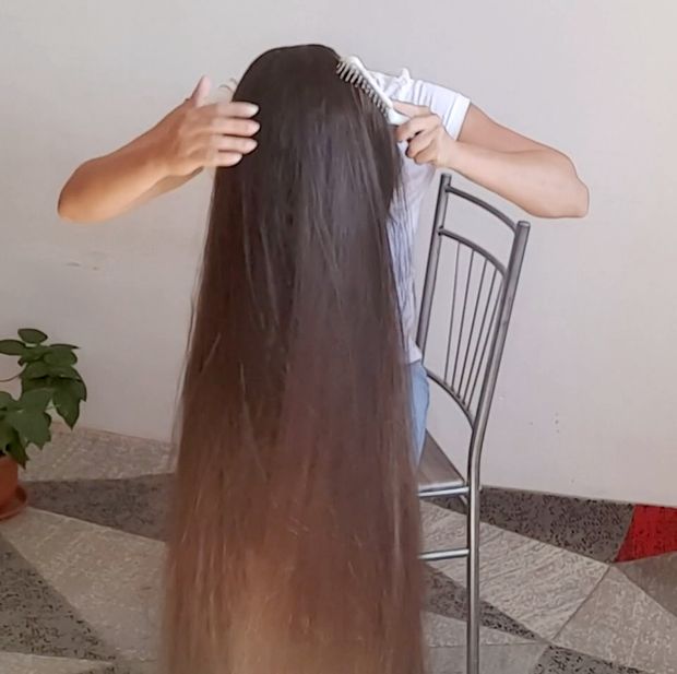 VIDEO - Parting, brushing and hairstyles