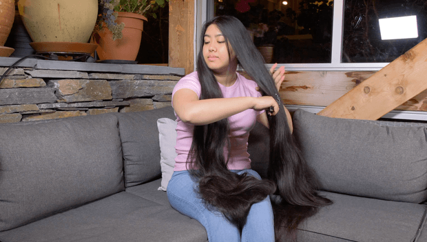 VIDEO - Rapunzel brushing in the sofa