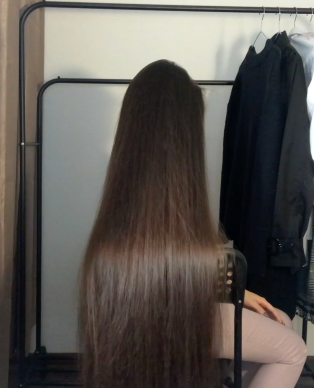 VIDEO - A silky, long, dark mane