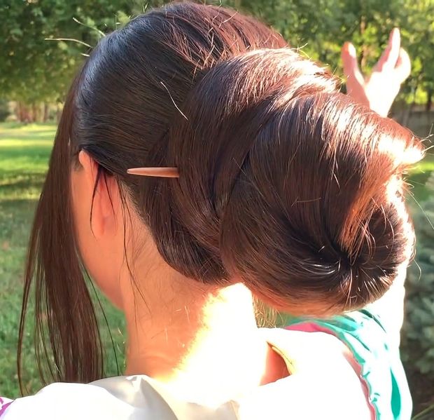 VIDEO - Huge, heavy buns, bangs and a lot of long hair