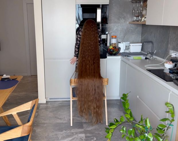 VIDEO - Lady with two meter long hair