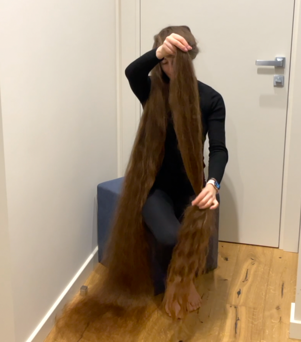 VIDEO - Brushing a pile of hair