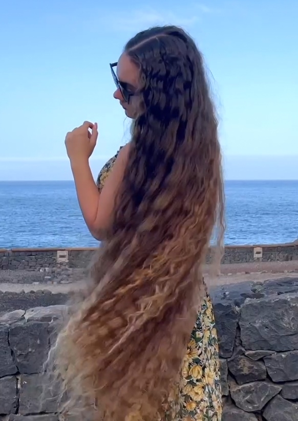 VIDEO - Natalia&#x27;s beautiful hair show by the sea