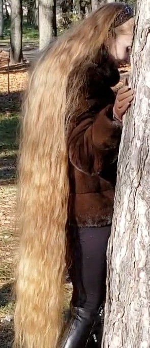 VIDEO - Blonde Rapunzel in the park