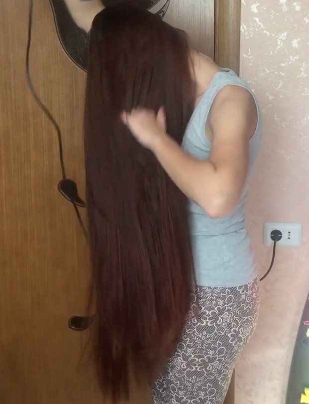 VIDEO - Aleksandra&#x27;s hair brushing and braid