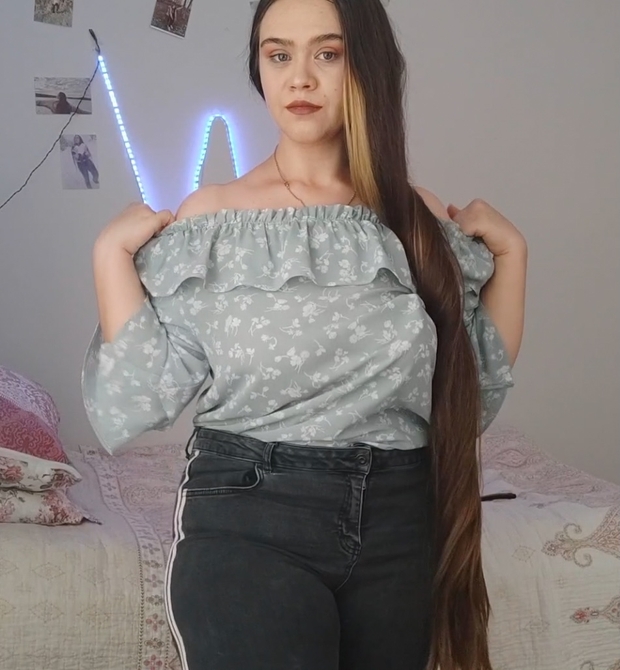 VIDEO - Her daily hair play