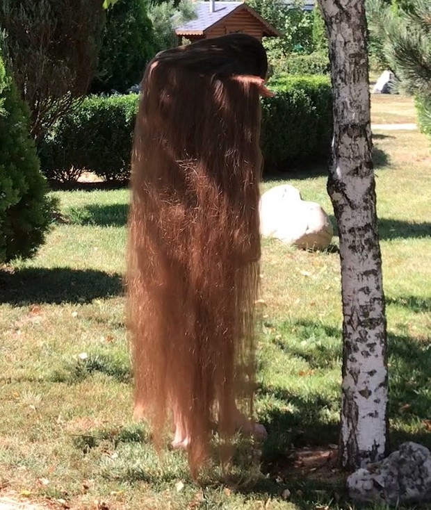 VIDEO - Floor length hair tree