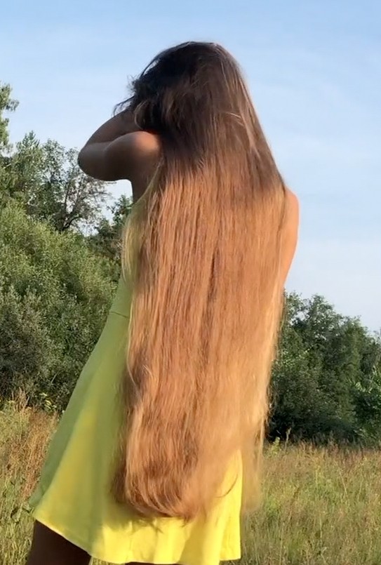 VIDEO - Blonde hair, pink comb