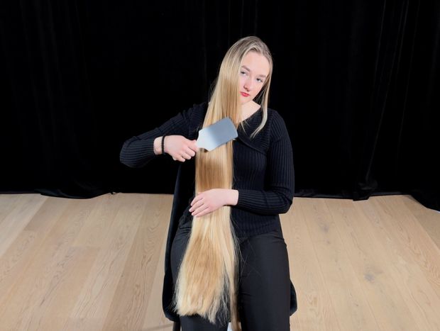 VIDEO - Perfect blonde hair length display and brushing in lap (part 1)