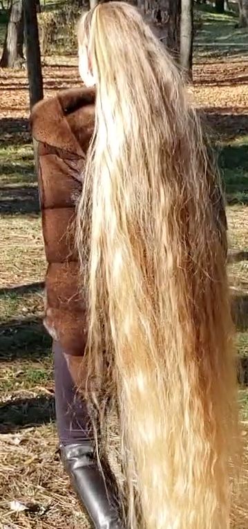 VIDEO - Blonde Rapunzel in the park