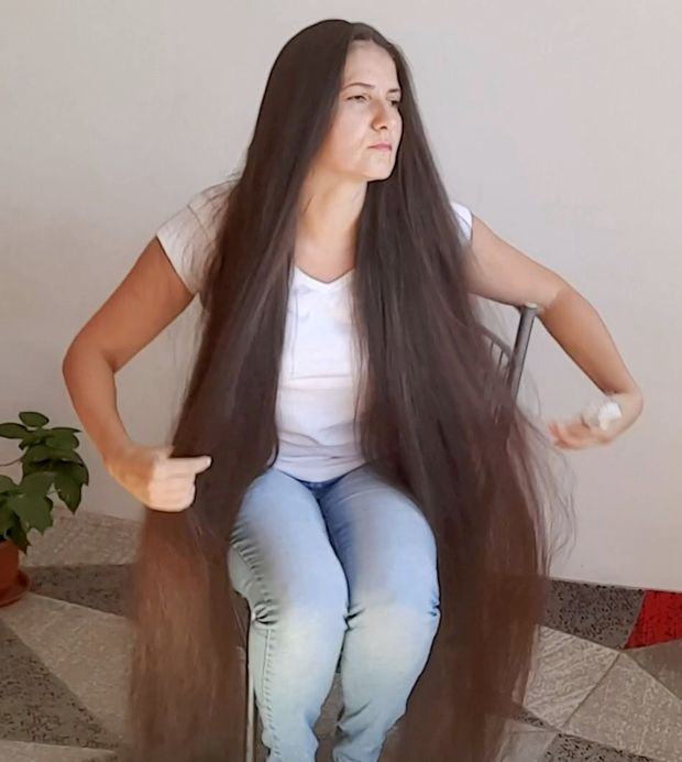 VIDEO - Parting, brushing and hairstyles