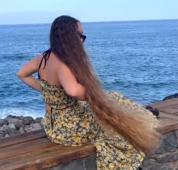 VIDEO - Natalia&#x27;s beautiful hair show by the sea