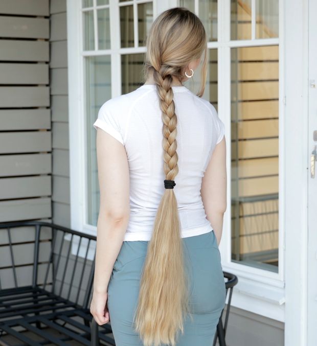 VIDEO - Blonde Rapunzel&#x27;s ultra beautiful hair
