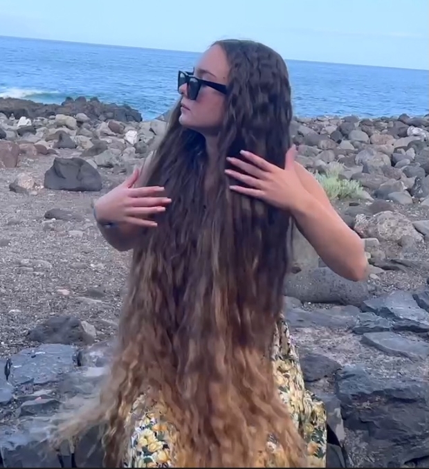 VIDEO - Natalia&#x27;s beautiful hair show by the sea