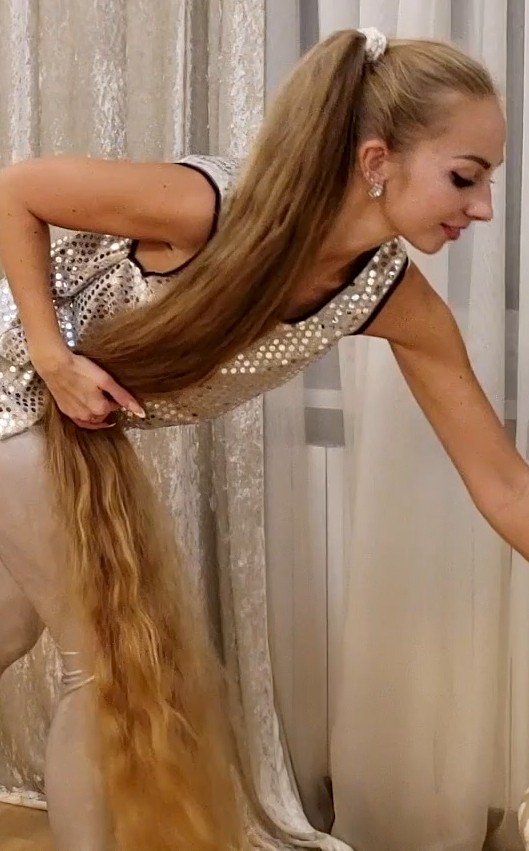 VIDEO - Super long folded blonde hair