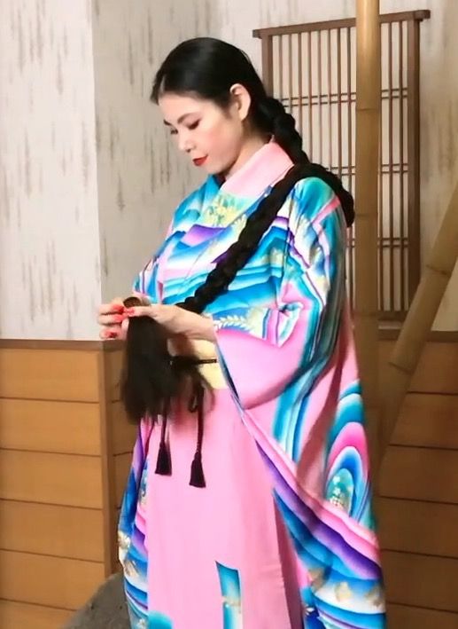 VIDEO - Super long Asian hair