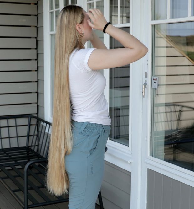 VIDEO - Blonde Rapunzel&#x27;s ultra beautiful hair