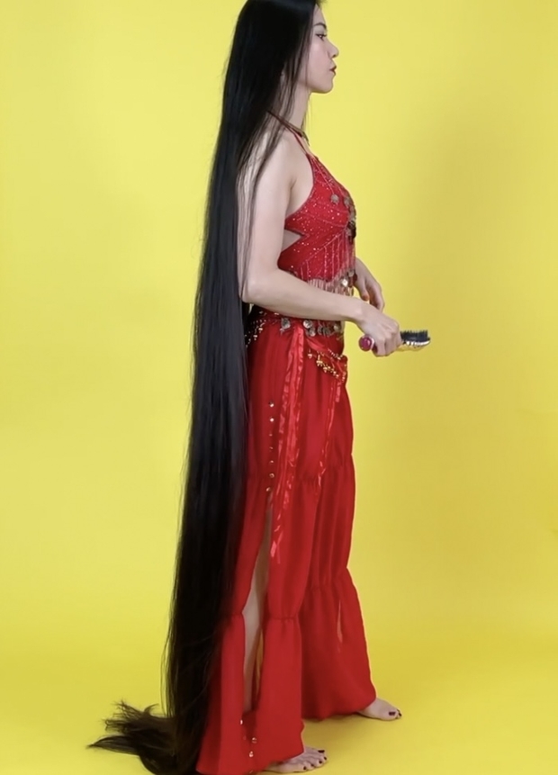 VIDEO - Beyond floor length hair belly dancer