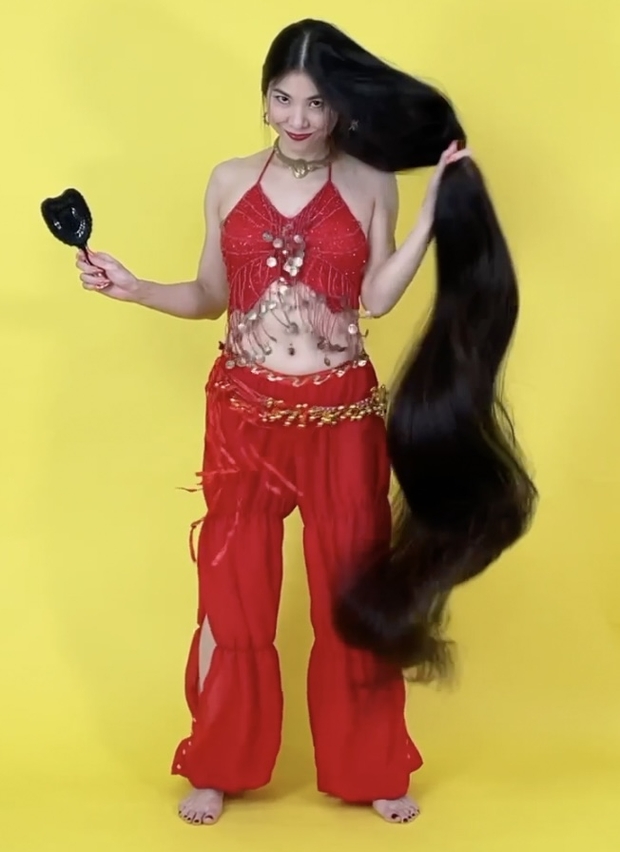 VIDEO - Beyond floor length hair belly dancer