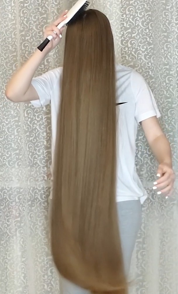 VIDEO - Long blonde hair by the curtains