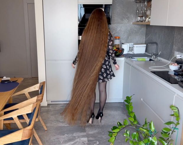 VIDEO - Lady with two meter long hair