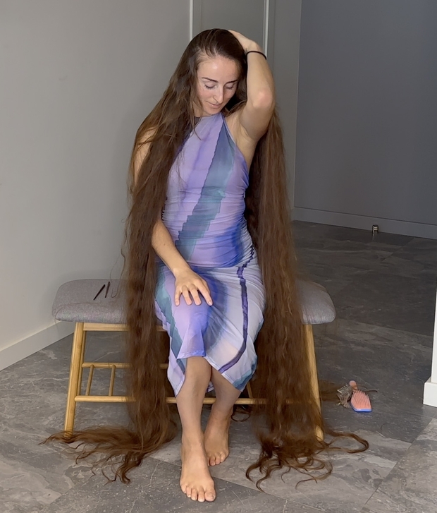 VIDEO - Floor length hair dream