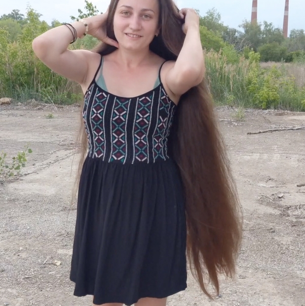 VIDEO - Displaying her massive mane in the wind