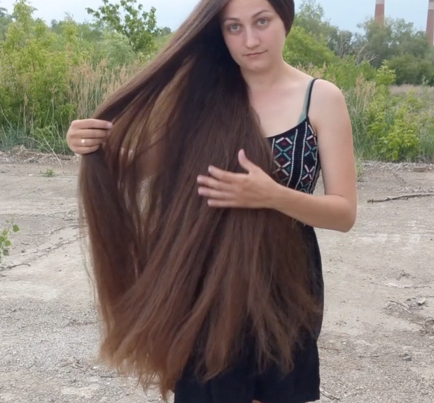 VIDEO - Displaying her massive mane in the wind
