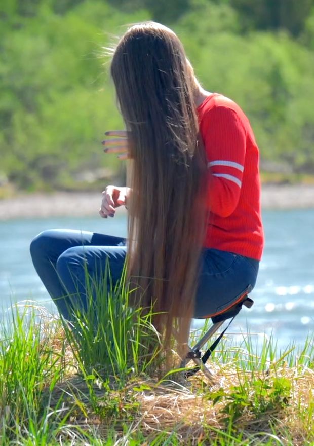 VIDEO - Rapunzel sitting by the water