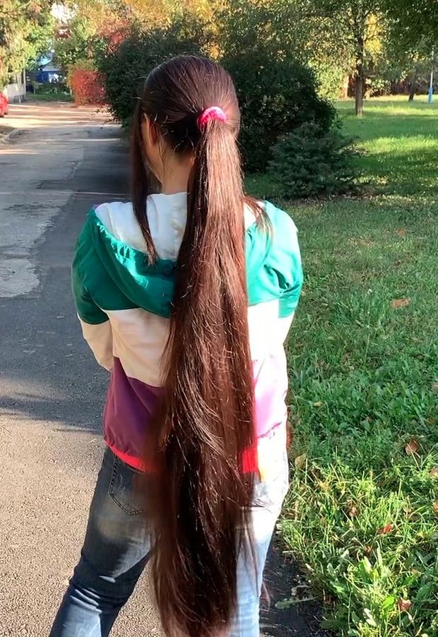 VIDEO - Huge, heavy buns, bangs and a lot of long hair
