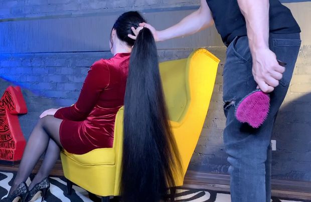 VIDEO - She needs help with her heavy hair brushing
