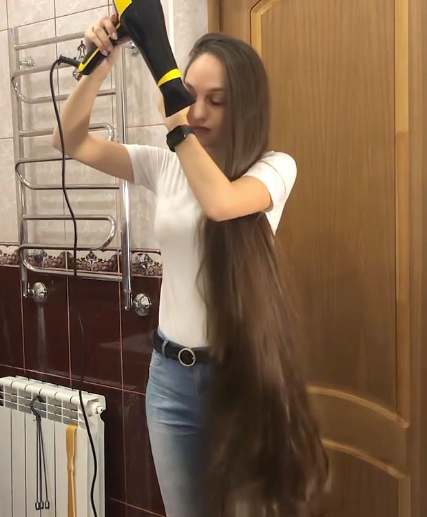 VIDEO - Long hair shampoo in the tub