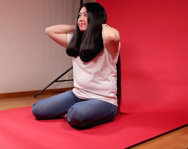 VIDEO - Really long black hair on red