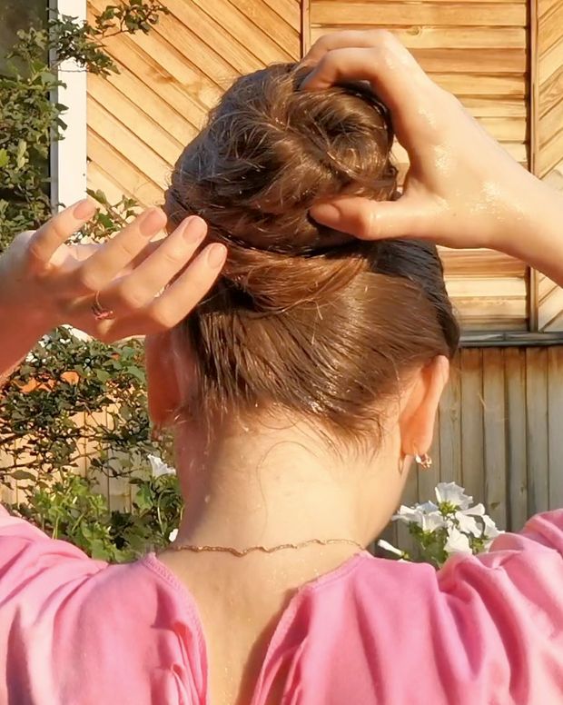 VIDEO - Tons of shampoo for very long blonde hair