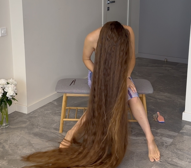 VIDEO - Floor length hair dream