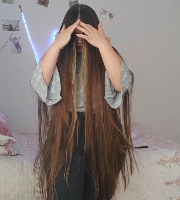 VIDEO - Her daily hair play