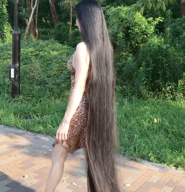 VIDEO - The longest black hair you have ever seen