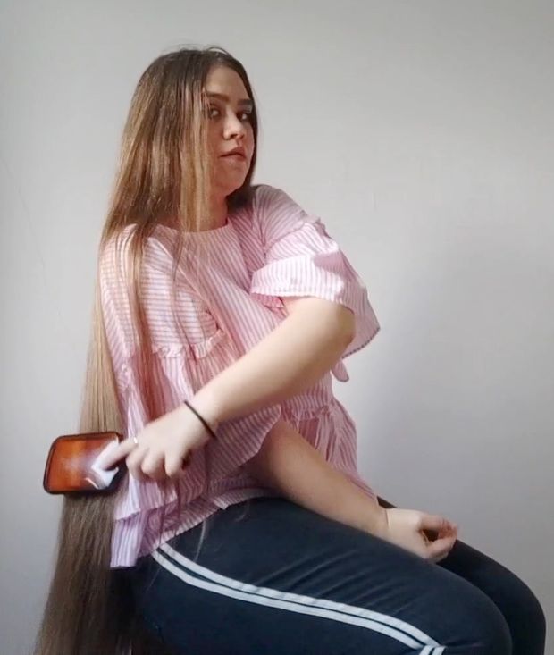 VIDEO - Pink shirt, shiny hair