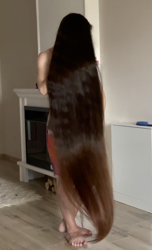 VIDEO - Ivanna loves her hair length